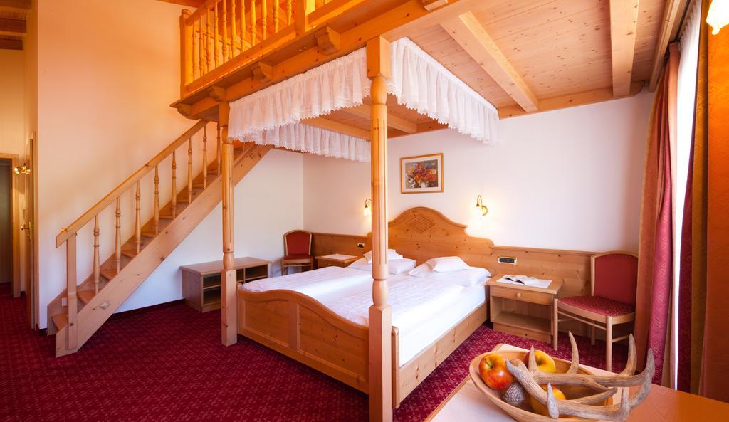 לה וילה Hotel Des Alpes מראה חיצוני תמונה